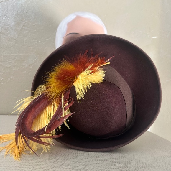 GRACEFUL 1940s\' BROWN FELT WIDE BRIM TILT FEDORA WITH YELLOW/RUST FEATHERS